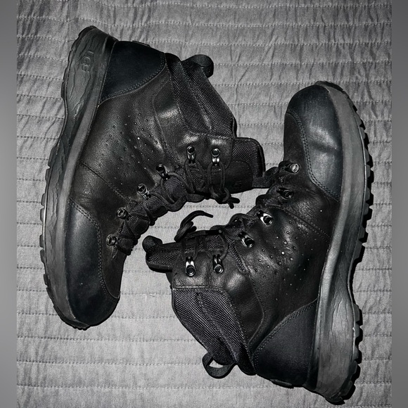 UGG Australia Emmett Boot Mid Black Men’s Size 11 Weather Ready Item #1112376 - Picture 4 of 12